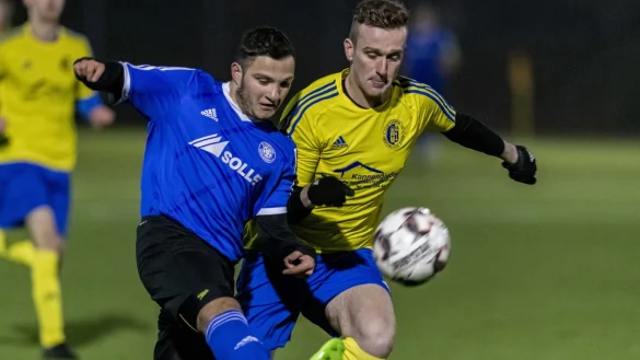 Intensiv: Der Schl&auml;nger Thomas Antidze (links) k&auml;mpft mit dem L&uuml;gder Kevin Jeschonnek um die Ballhoheit. - &copy; Egon Penner