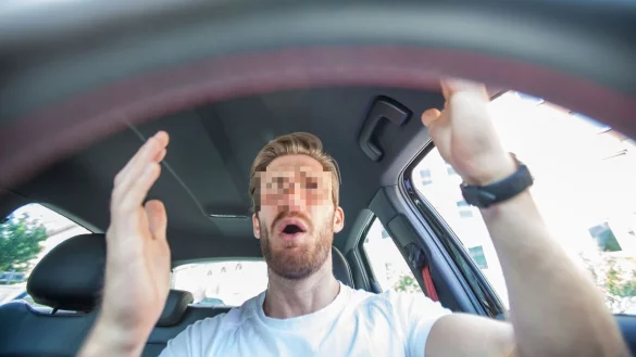 Der Mann am Steuer kann es nicht fassen und rastet aus. - &copy; Symbolfoto: Christin Klose / dpa