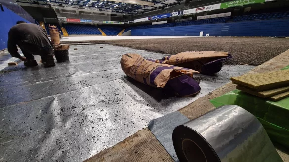 Der neue Boden in der Phoenix-Contact-Arena nimmt nach und nach Form an. - &copy; Nadine Uphoff
