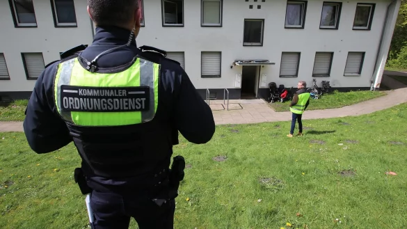 Der Kommunale Ordnungsdienst Detmold-Lippe (hier am Dören in Augustdorf) hätte keine Befugnisse, bei Gewaltdelikten einzugreifen. Das stellt die Verwaltung in Lemgo klar und reagiert damit auf einen Antrag der BfL. - © Archivfoto: Ordnungspartnerschaft Augustdorf