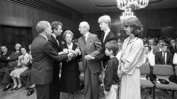 Ehrung: Oberstadtdirektor Klaus Meyer (l.) überreicht 1985 Friedrich Oberschelp (Mitte) die Leineweber-Medaille. Der Gründer des Chores wurde von seinem Sohn und Nachfolger Jürgen, seiner Frau Friedel, den Enkeln Peter und Christian sowie Schwiegertochter Karin begleitet (v. l.). - © Hans-Dieter Stöss