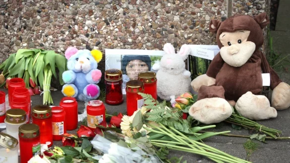 Gedenkstelle f&uuml;r den ermordeten Dano am Wohnhaus seiner Familie: Nach dem Fund der Leiche wurden Blumen und Kerzen niedergelegt. - &copy; Frank-Michael Kiel-Steinkamp