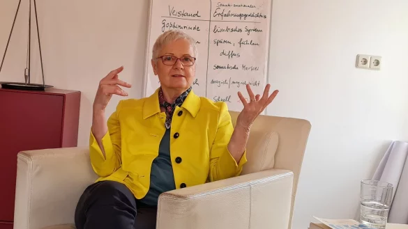 Immer noch neugierig und engagiert: Rund 40 Jahre hat Beate Gildehaus-Olbrich als Psychotherapeutin gearbeitet, davon einen großen Teil im lippischen Südosten. Ende März übergibt sie ihre Praxis an eine Nachfolgerin. - © Marianne Schwarzer