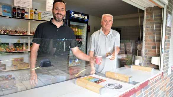 Karl-Heinz Bubel (l.) und sein Sohn Matthias hinter den Plexiglasscheiben, die am Kiosk aus Hygienegr&uuml;nden angebracht worden sind. - &copy; Karin Prignitz