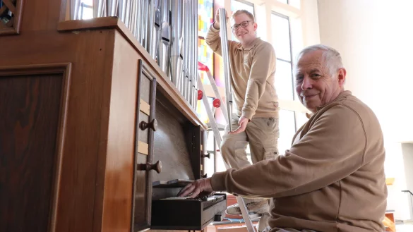 Michael Schröder und Sohn Tobias an der kleinen Orgel in der katholischen Liebfrauen-Kirche. - © Alexandra Schaller