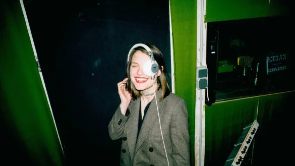 Sophia Kennedy balanciert l&auml;ssig zwischen den Welten. - &copy; Foto: Benjakon/City Slang/dpa