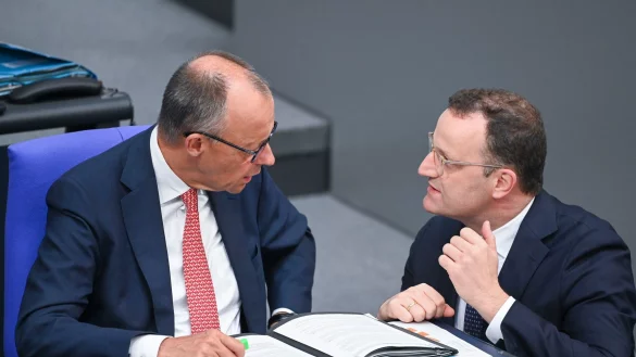 Bundeskanzler Friedrich Merz (l., CDU) unterh&auml;lt sich mit Jens Spahn, Vorsitzender der Unions-Fraktion im Bundestag, w&auml;hrend der Generaldebatte zum Haushalt im Plenum des Bundestags. - &copy; Katharina Kausche/dpa