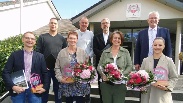 Bürgermeister Thomas Katzer verlieh den Heimatpreis 2024 an engagierte Ehrenamtliche, die sich um das gesellschaftliche Leben in Augustdorf verdient gemacht haben: (von links) Olaf Biere, Christofer Malz, Kerstin Höhr, Dirk Räker, Thomas Husemann, Anja Riedel, Bürgermeister Thomas Katzer und Dana Bracht. - © Archivfoto: Hajo Gärtner