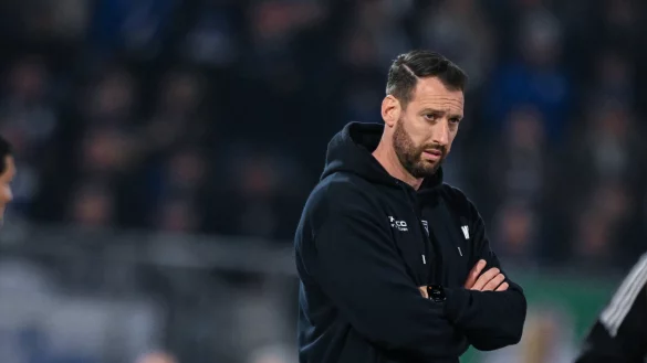 Arminia-Trainer Mitch Kniat musste sich von seinem Kollegen Olaf Janßen heftige Vorwürfe gefallen lassen. - © Teresa Kroeger