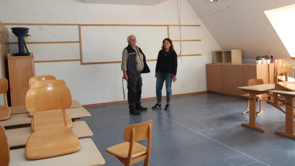 Schulhausmeister Klaus Schlichting und Stefanie St&ouml;lting, Teamleiterin Schulimmobilien, zeigen die neu eingebaute L&uuml;ftungsanlage in einem Klassenraum des Bildungshauses Weerthschule in der Richthofenstra&szlig;e 93. - &copy; Cordula Gr&ouml;ne