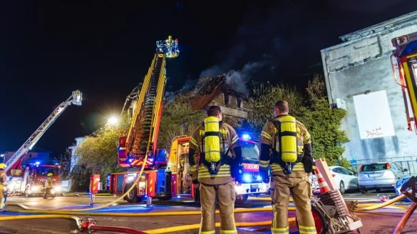 Rund 130 Einsatzkräfte sind in der Arminstraße im Einsatz, um den Brand in einem Gebäude der ehemaligen Sinalco-Werke zu löschen. - © Freitag TV