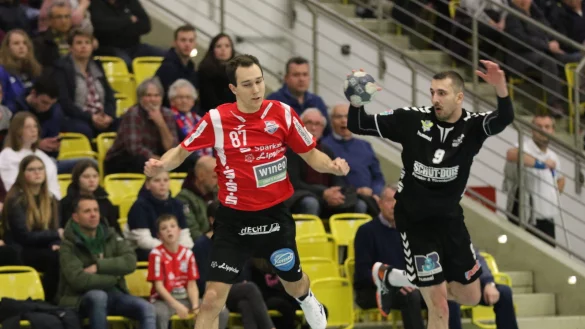 Der Griff ins Leere: Maxim Schalles (links) und das team HandbALL standen in der zweiten Halbzeit auf verlorenem Posten. - &copy; Oliver K&ouml;nig