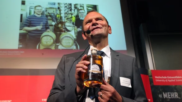 Feines Tr&ouml;pfchen: Hochschulpr&auml;sident Prof. Dr. J&uuml;rgen Krahl pr&auml;sentiert eine Flasche der ersten Campus-Whisky-Abf&uuml;llung. Sie wird zugunsten des hochschuleigenen Kindergartens &bdquo;Paulinchen" versteigert. - &copy; Bernhard Preuss