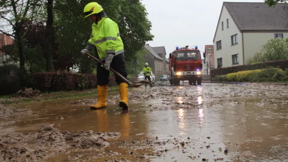 Unwetter in Kalletal: die &uuml;berflutete Ortsdurchfahrt Bentorf am 30. April 2014. - &copy; Jens Rademacher