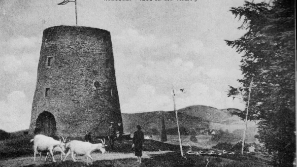 Stets war die flügellose Windmühle das Wahrzeichen der Bergstadt. Unser Bild zeigt eine Szene aus dem Jahr 1910.. - © Repro: Horst Biere