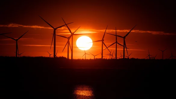 Eine sogenannte Dunkelflaute brachte die Stromerzeugung aus Erneuerbaren Energien vergangene Woche zum Erliegen. - © picture alliance/dpa