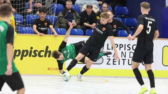 Eine Szene aus dem Finale 2024 im Januar: Julian Jobstmeier vom Post-TSV Detmold setzt sich gegen Kevin Exler (SG Belle-Cappel-Leopoldstal) durch. - &copy; Paul Cohen