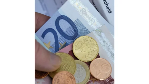 Rentenbescheid - &copy; Foto: Hans Wiedl dpa/lbn