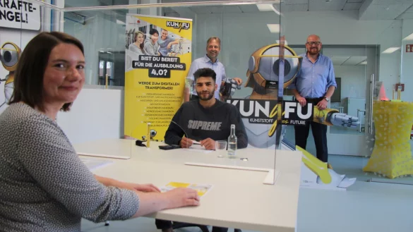 Sucht die passende Ausbildung: Abdulkadir Ay (Mitte) ist fit f&uuml;r den Bewerbungstest. Katja Seibel (von links), Markus Rempe und Achim Gerling von der Lippe Bildung sind zuversichtlich, f&uuml;r ihn das richtige Unternehmen zu finden. - &copy; Katrin Kantelberg