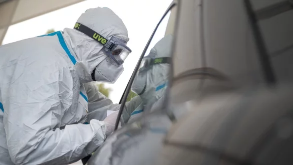 Corona-Abstrichstelle - &copy; Foto: Sebastian Gollnow/dpa