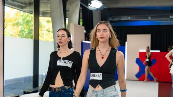 Anik Buß (l.) und Marthe aus Mönchengladbach beim Training im Backstagebereich von GNTM. - © ProSieben/Daniel Graf;