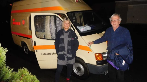 Hilfsmittel f&uuml;r betagte Bed&uuml;rftige auf Korfu: Ulrike Stender (Diplom-Psychologin und stellvertretende Vorsitzende des Vereins &bdquo;Partner f&uuml;r Korfu e.V.") mit Christoph Pompe (Landespfarrer der Johanniter-Unfall-Hilfe im Regionalverband Lippe-H&ouml;xter) wollen auch in Corona-Zeiten mit vereinten Kr&auml;ften helfen. - &copy; Johanniter