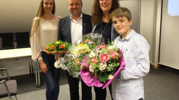 Die ganze Familie im Schlepptau: Tochter Inga, B&uuml;rgermeister Mario Hecker, seine Frau Melanie und Sohn Silas sind nach der langen Ausz&auml;hlung gl&uuml;cklich &uuml;ber das klare Ergebnis.&nbsp; - &copy; Janet K&ouml;nig