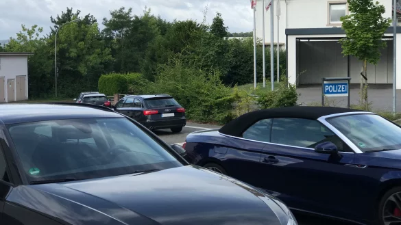 Anwohner klagen &uuml;ber Parkplatzprobleme im Bereich des Dienstleistungszentrums des Kreises Lippe in der Bahnhofstra&szlig;e. Besonders gro&szlig; sei das Problem tags&uuml;ber.&nbsp; - &copy; Seda Hagemann