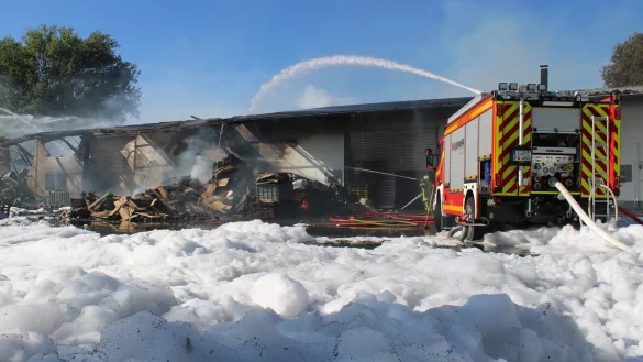 Am Sonntagvormittag l&ouml;scht die Feuerwehr Bad Salzuflen immer noch Glutnester ab. - &copy; Daniel Hobein/Feuerwehr Bad Salzuflen