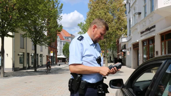 Angehalten: Bezirksbeamter Andreas Grabbe kontrolliert im Bereich &bdquo;Am Markt" einen Fahrzeughalter, der in die Fu&szlig;g&auml;ngerzone eingefahren ist. - &copy; Alexandra Schaller