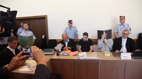 Die Angeklagten sitzen mit ihren Anwälten im Gerichtssaal (von links): Jann Henrik Popkes, Heiko V. (grüner Aktendeckel), Jürgen Bogner, Mario S., Andreas V. und Johannes Salmen. - © Bernhard Preuss