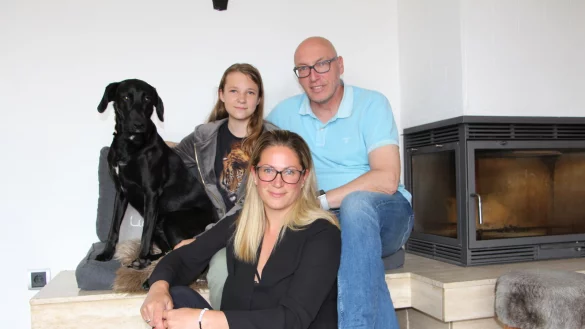 Elin (11) und Stephanie Windhausen sind gl&uuml;cklich, dass sie helfen konnten, das Leben von Robin Windhausen zu retten. Familienhund Jette geh&ouml;rt nat&uuml;rlich dazu. - &copy; Astrid Sewing