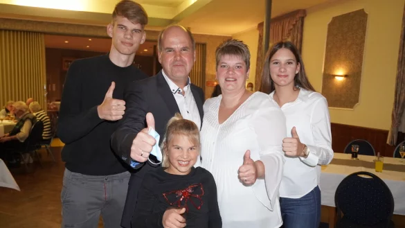 Gro&szlig;e Freude &uuml;ber den Wahlsieg: Der neue B&uuml;rgermeister Marcus P&uuml;ster mit seiner Frau Anne und den Kindern Niclas (17), Merle (15) und Melissa (7).&nbsp; - &copy; Michaela Wei&szlig;e