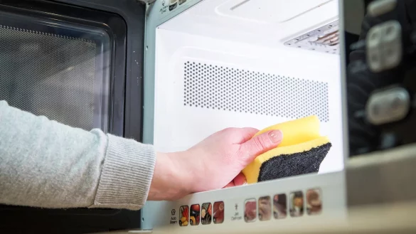 Sp&uuml;lschwamm reinigen - &copy; Foto: Christin Klose/dpa-tmn