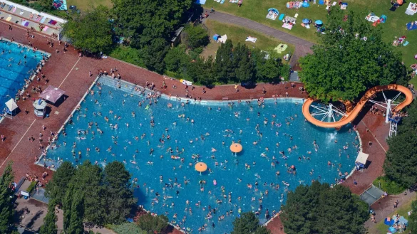 - &copy; Gregor Fischer/dpa