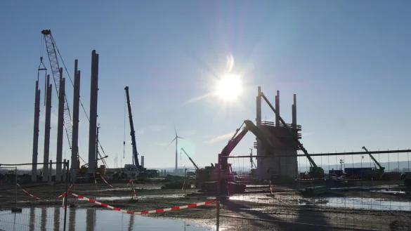 Auf der Erweiterungsfl&auml;che des Industrieparks Lippe bei Belle baut Amazon ein Logistikzentrum. Die Naturschutzorganisation BUND l&auml;sst nun den Bebauungsplan gerichtlich &uuml;berpr&uuml;fen. - &copy; Archivfoto: Jost Wolf