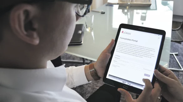 Alles auf einen Blick: Das Bestattungsunternehmen Lohmann arbeitet mit einem digitalen Formalit&auml;ten-Portal. Dort k&ouml;nnen Zug&auml;nge zu Nutzerkonten oder Profilen eines Verstorbenen ermittelt und gegebenenfalls deaktiviert oder gek&uuml;ndigt werden. - &copy; Foto: Lena Vanessa Niewald