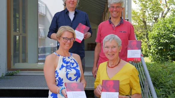 Freude über das neue "Schütz Jahrbuch", das den Kulturtransfer in Lippe um 1600 beleuchtet. Mit Silvia Hermann, Arno Paduch beide links) sowie Volker Jänig und Dr. Vera Lüpkes. - © Thomas Krügler