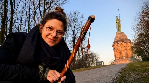 Ins warme Morgenlicht getaucht bereitet sich LZ-Redakteurin Yvonne Glandien innerlich auf die bevorstehende Herausforderung vor. Auf 31,1 Kilometern geht es vom Hermann in Detmold zur Sparrenburg nach Bielefeld. - © Yvonne Glandien