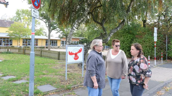 Vor der Grundschule im Halteverbot: (von links) Charlotte Z&ouml;llner, Anne Navarra und Karina Radant. - &copy; Alexandra Schaller