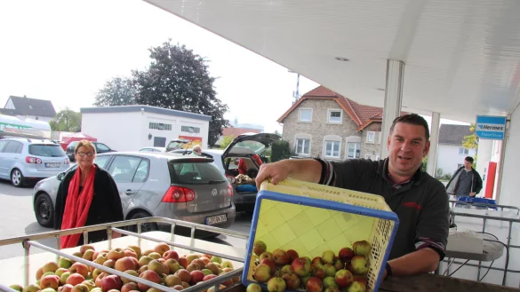 Nachschub: Koch-Mitarbeiter Carsten Jendrian schüttet Äpfel in einen Behälter. - © WBecker