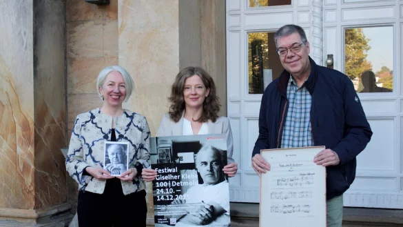 Prof. Dr. Antje Tumat, Jelka Lüders und Christian Köhn (v. links) sind bereit für den Start des Klebe-Festivals. - © HfM Detmold/Friedrich von Plettenberg