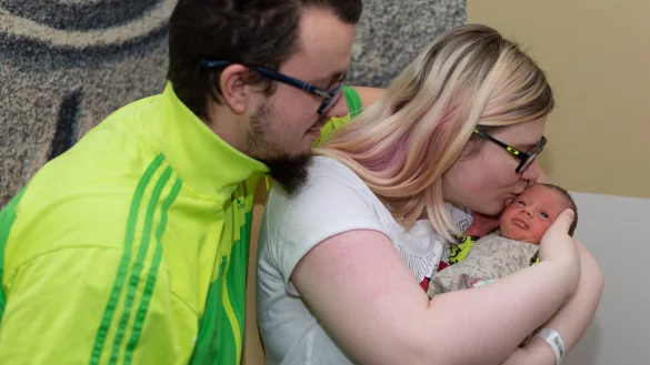 Das lippische Neujahrsbaby ist da. Mama Lara Klaft (23) und Papa Steven G&uuml;nther (28) freuen sich &uuml;ber den kleinen Samu Alexios. - &copy; Raphael Bartling