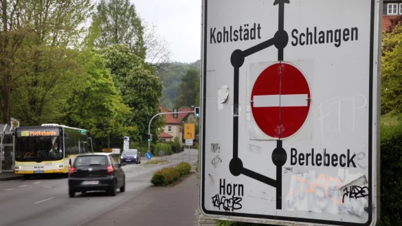 Umweg als Dauerzustand: Ein Stra&szlig;enschild erl&auml;utert in Berlebeck die Ausweichroute zur gesperrten Gausek&ouml;te. - &copy; Bernhard Preuss