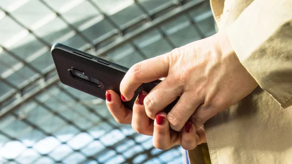 E-Mail-Apps f&uuml;rs Smartphone genau ansehen - &copy; Foto: Christin Klose/dpa-tmn