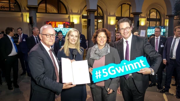 In Berlin hat Dr. Stefan Ostrau (links) einen Scheck f&uuml;r den Kreis Lippe bei Minister Andreas Scheuer (rechts) abgeholt. Mit dem Geld wird ein Konzept f&uuml;r ein 5G-Projekt in Lemgo erstellt. Die CDU-Bundestagsabgeordnete Kerstin Vieregge (Zweite von rechts) hat den Kreis bei der Bewerbung unterst&uuml;tzt. Mit auf dem Bild: Moderatorin Christiane Stein. - &copy; Alex Trobisch/B&uuml;ro Kerstin Vieregge