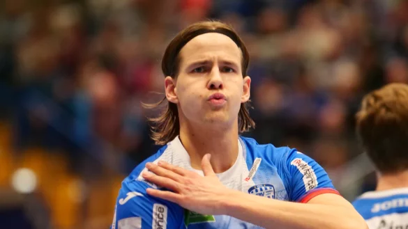 &bdquo;Puuuh&ldquo;. Bjarki Mar Elisson pustet nach seinem 15. Treffer durch und putzt sich symbolisch die Schultern sauber. Foto: J&ouml;rg Hagemann - &copy; J&ouml;rg Hagemann