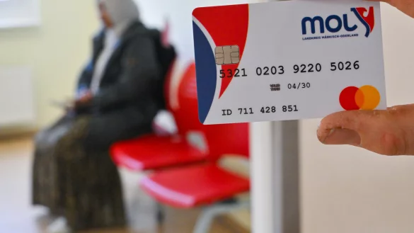 Anderswo ist die Bezahlkarte für Asylbewerber bereits in Gebrauch, wie hier in einer Außenstelle des Sozialamtes vom Landkreis Märkisch-Oderland in Brandenburg. In Mecklenburg-Vorpommern kommt die Karte nur etappenweise, in NRW ist der Zeitplan noch unklar. Das Forum Offenes Detmold hofft, dass sich die Kommunen dagegen entscheiden. - © picture alliance/dpa