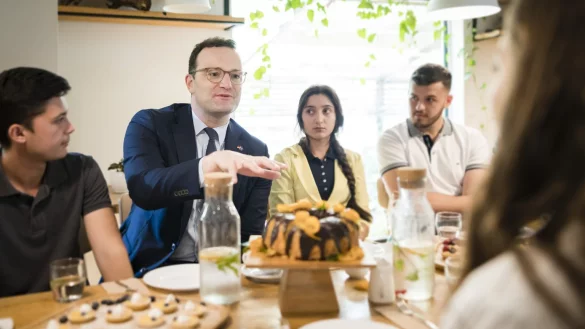 Jens Spahn in Pristina - &copy; Foto: Xander Heinl/Photothek/BMG/dpa
