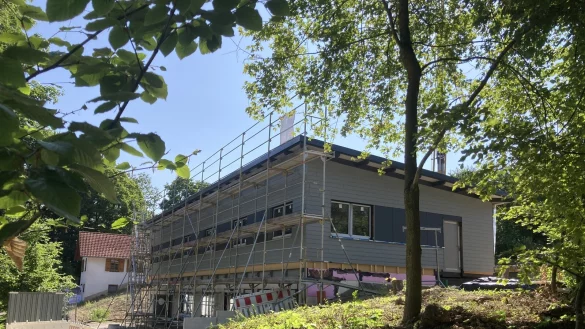 Schon gut fortgeschritten sind die Arbeiten für den Neubau auf dem Gelände der Freilichtbühne Bellenberg. - © Cordula Gröne